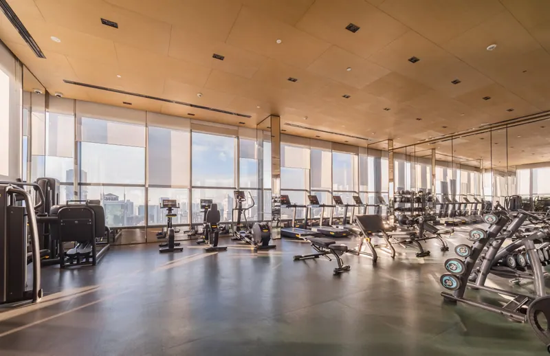 Phòng gym The Marq với mặt kính chạy dài nhìn ra thành phố