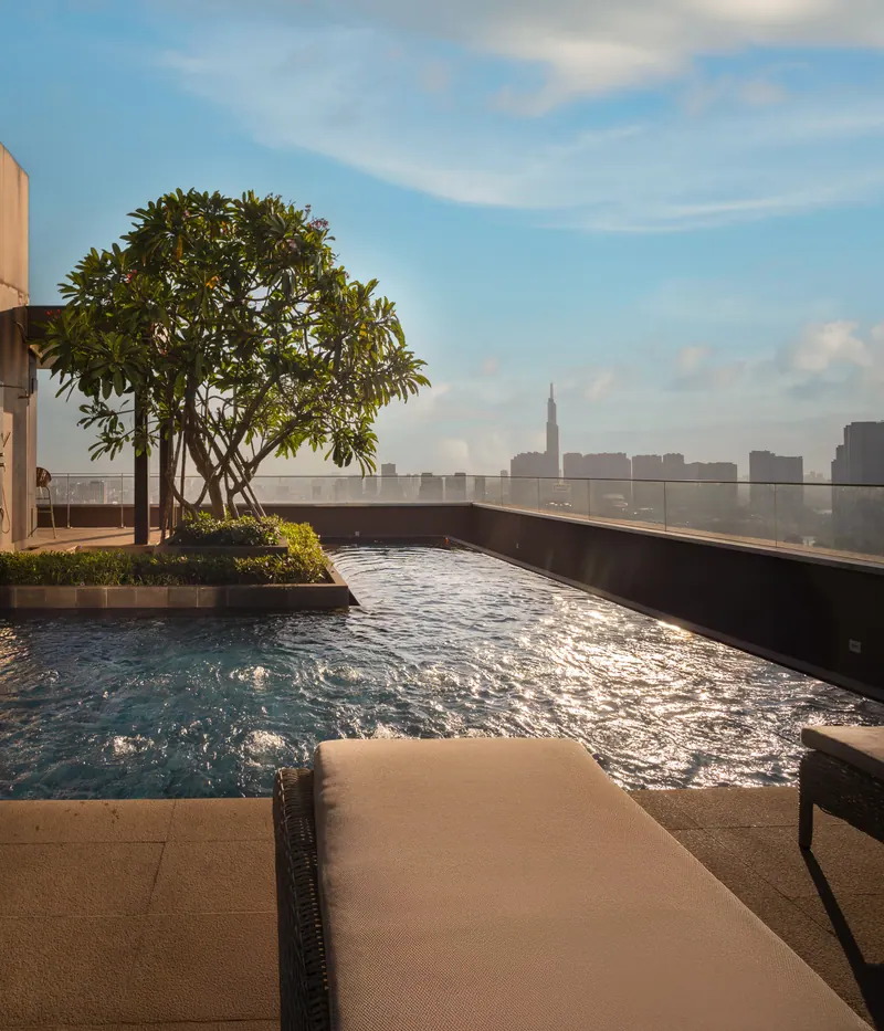 Hồ jacuzzi trên tầng thượng The Marq, phía xa là Landmark 81