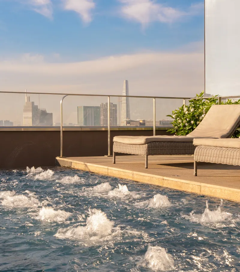 Ghế nằm cạnh hồ jacuzzi The Marq với đường chân trời trung tâm phía sau