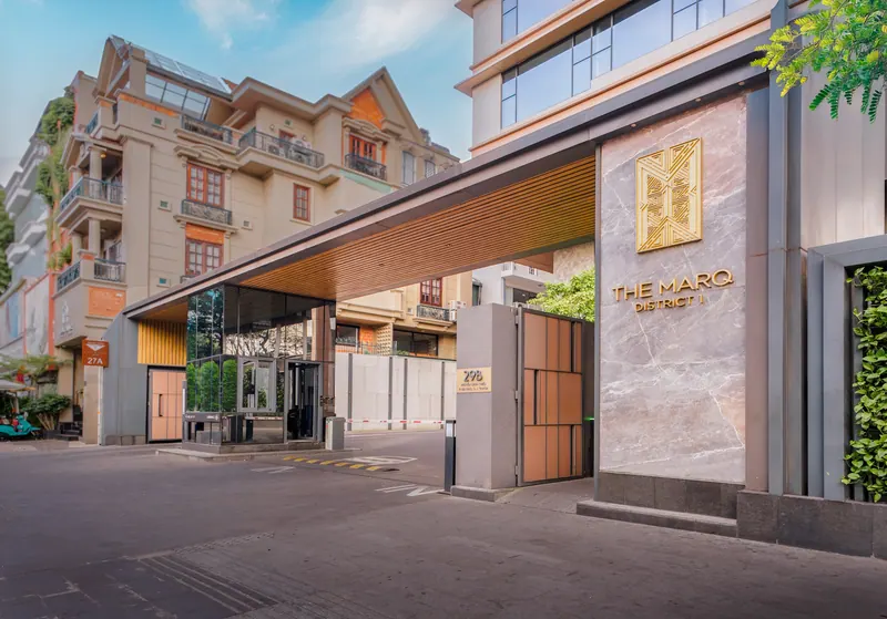Cổng vào và mái đón xe của The Marq