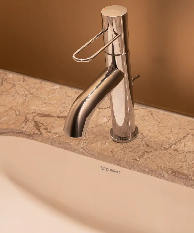 Lavabo Duravit đặt trên mặt đá cẩm thạch, vòi mạ crôm