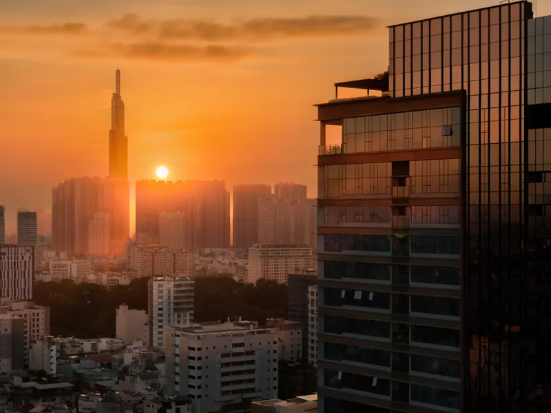 The Marq lúc hoàng hôn, phía xa là Landmark 81 — ảnh thực tế sau bàn giao