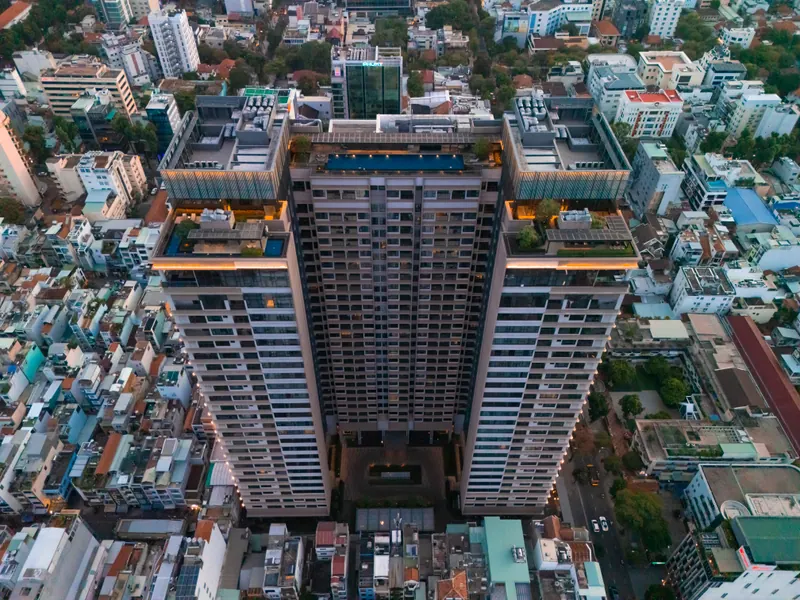 Tầng thượng The Marq nhìn thẳng từ trên xuống, thấy rõ hồ bơi