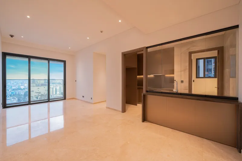 Phòng khách căn 3 phòng ngủ The Marq ở tình trạng bàn giao, sàn đá, cửa kính nhìn ra thành phố