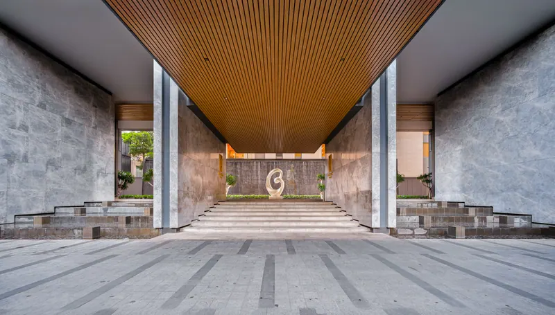 Sảnh thác nước (Water Lantern Hall) tại tầng trệt The Marq
