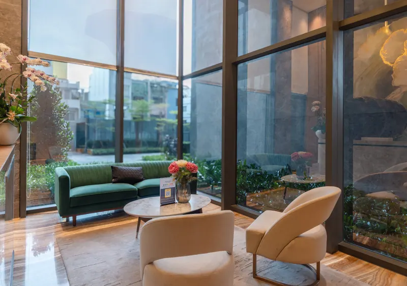 Khu chờ của sảnh chính với ghế sofa cạnh mặt kính cao hết tầng